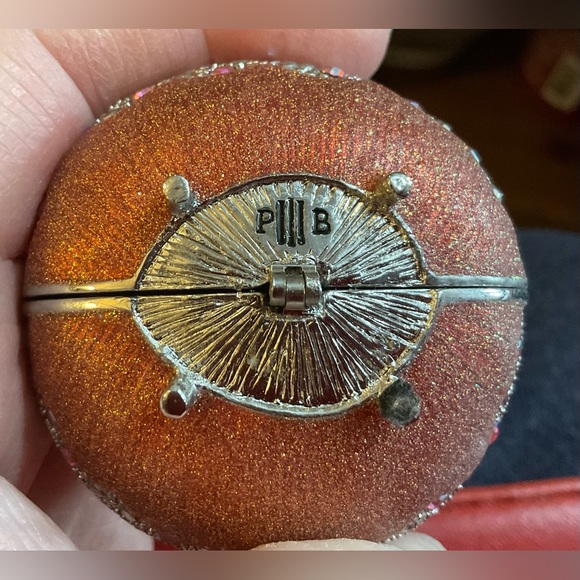 P&B Mini trinket/change purse shaped like a pear with silver medal chain. - Picture 5 of 5